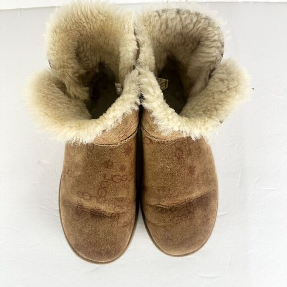 Ugg Mini Bailey Button Boot Womens Size 8 Logo Spellout Brown Monogram - Picture 4 of 11
